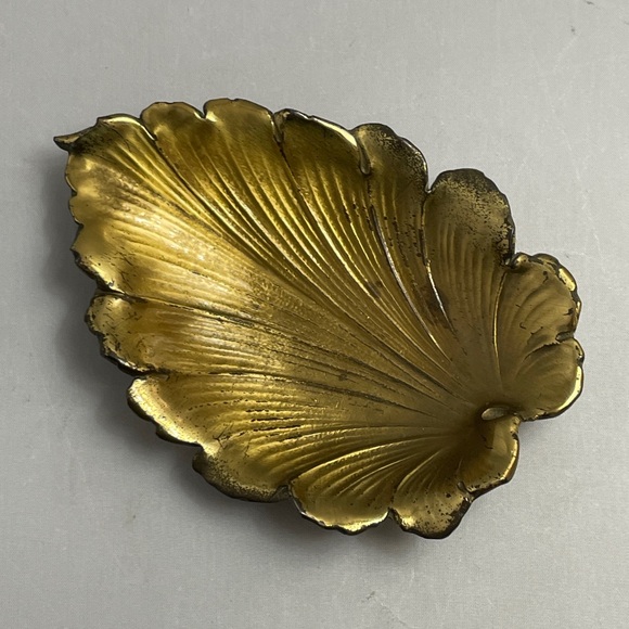 Vintage Gold Leaf Shaped Decorative Trinket Dish Cast‎ Metal Painted - Picture 1 of 7